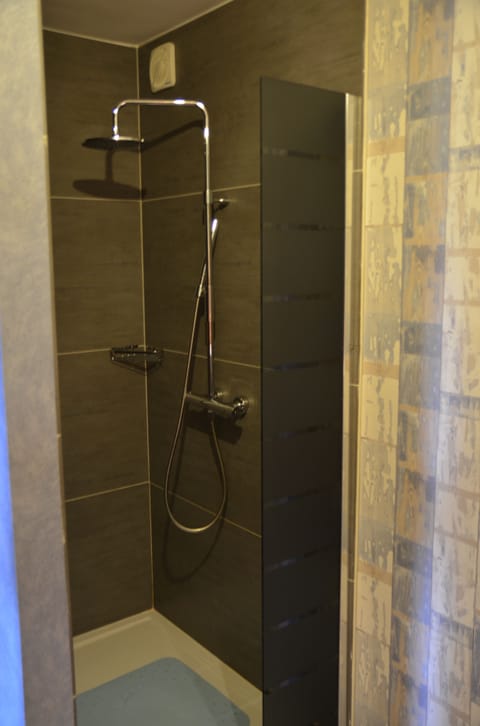 Double Room (Promenade de St Cloud) | Bathroom shower