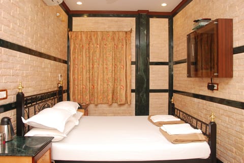 Luxury Double Room, 1 Double Bed | Desk, free WiFi, bed sheets