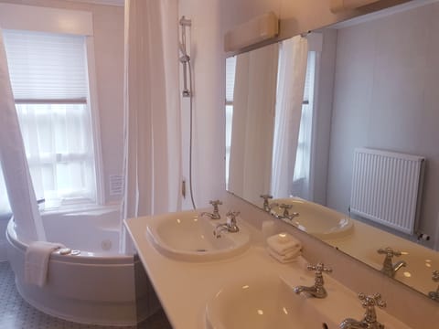 Executive Room, 1 Double Bed, Non Smoking | Bathroom | Shower, free toiletries, hair dryer, bathrobes