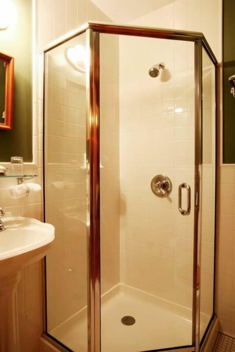 Standard Room, 1 Queen Bed, Non Smoking | Bathroom | Free toiletries, towels