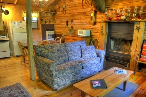 Comfort Cabin, 2 Bedrooms, Jetted Tub (Panther Creek Lodge) | 4 bedrooms, individually decorated, individually furnished, bed sheets