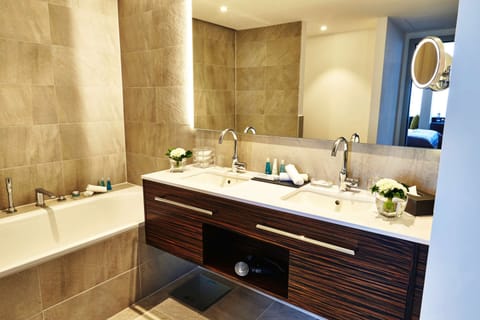 Suite | Bathroom | Free toiletries, hair dryer, slippers, towels