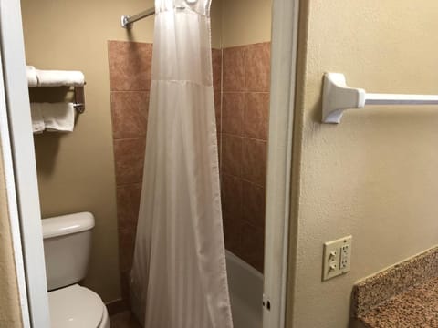 Combined shower/tub, free toiletries, towels