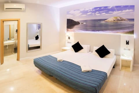 Twin Room, 3 Twin Beds (Extra bed) | Premium bedding, in-room safe, desk, blackout drapes