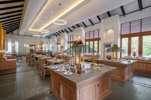 Daily buffet breakfast for a fee