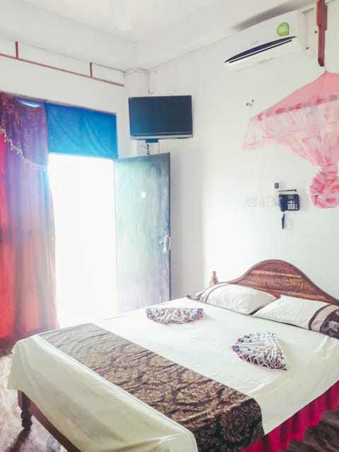 Double Room | In-room safe, desk, soundproofing, iron/ironing board