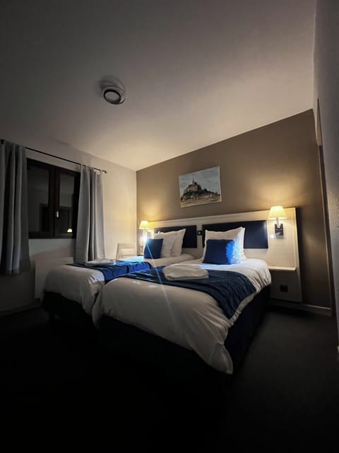 Classic Twin Room | Desk, laptop workspace, blackout drapes, bed sheets