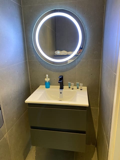 Comfort Double or Twin Room | Bathroom | Free toiletries, hair dryer, towels