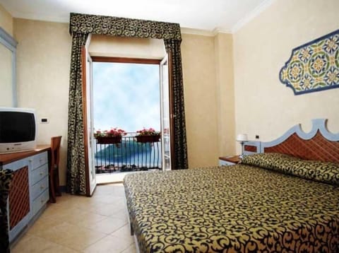 In-room safe, desk, cribs/infant beds