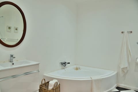 Luxury Room, 1 Bedroom | Bathroom | Hair dryer, towels