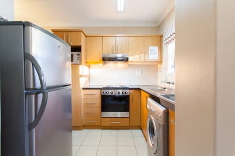 Vino Apartment | Private kitchen | Fridge, microwave, oven, stovetop