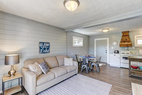 Mulberry | Living area | Flat-screen TV, DVD player