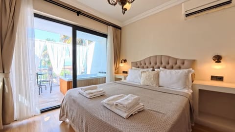 Teras Jakuzili Deniz Manzarali Oda | Premium bedding, in-room safe, free WiFi, bed sheets