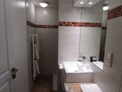 Room (5 persons) | Bathroom | Free toiletries, hair dryer, towels