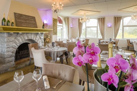 Breakfast, lunch, dinner served; French cuisine 