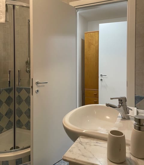 Classic Room | Bathroom | Shower, free toiletries, hair dryer, bidet