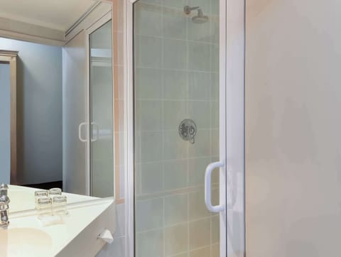 Shower, free toiletries, towels