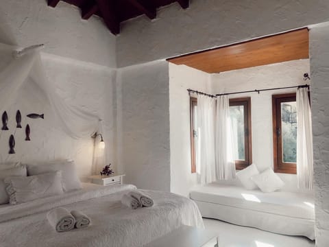 Deluxe Suite | Minibar, in-room safe, iron/ironing board, free WiFi