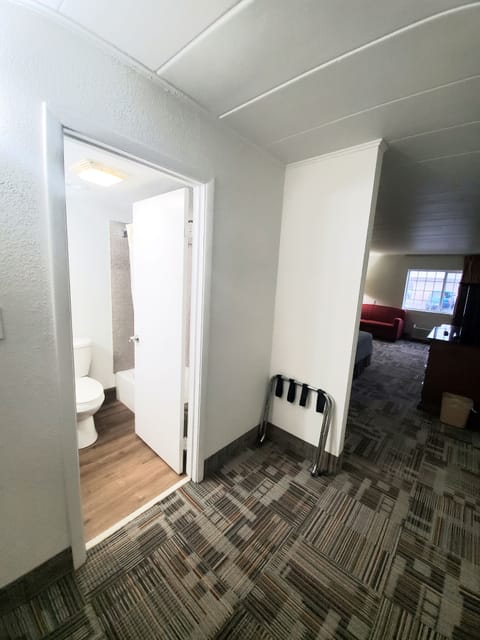 Desk, laptop workspace, iron/ironing board, free WiFi