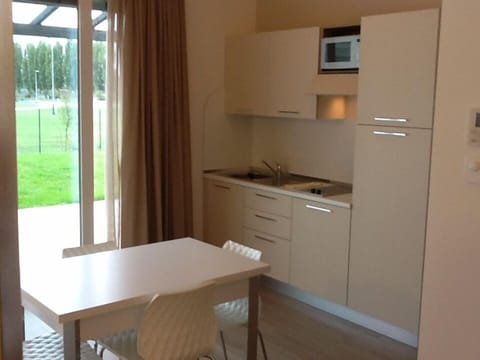 Studio | Private kitchenette | Fridge, microwave, stovetop, coffee/tea maker