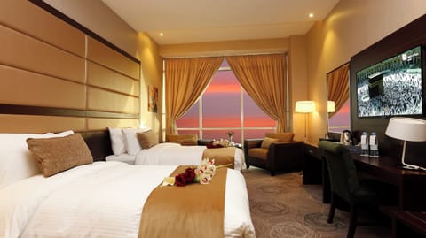 Deluxe Twin Room | Minibar, in-room safe, individually decorated, individually furnished