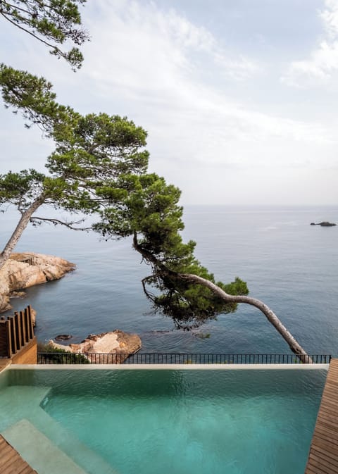 2 outdoor pools, an infinity pool, open open 24 hours, pool umbrellas