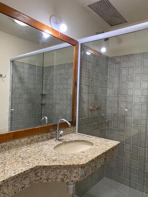 Shower, free toiletries, towels