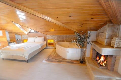 Deluxe Room | In-room safe, desk, iron/ironing board, free WiFi