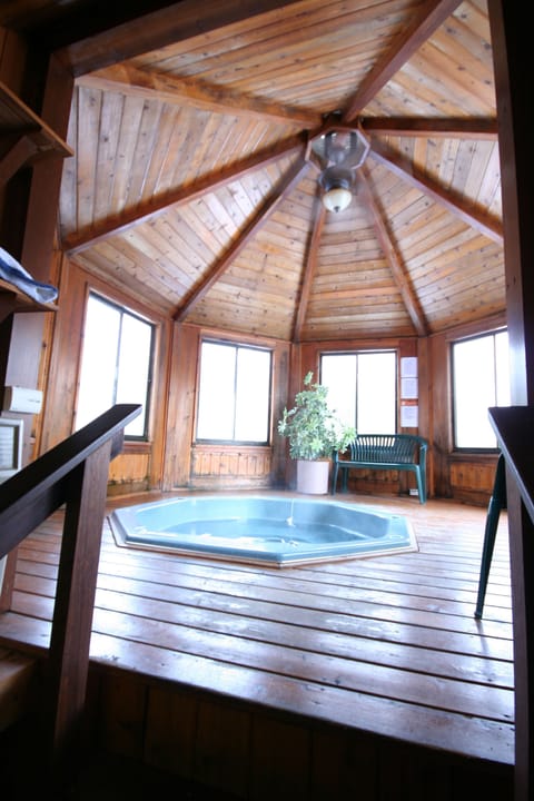 Indoor spa tub