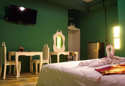 Double Room with Balcony | Bathroom | Shower, free toiletries, towels