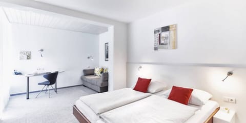 Double Room | Hypo-allergenic bedding, desk, laptop workspace, soundproofing