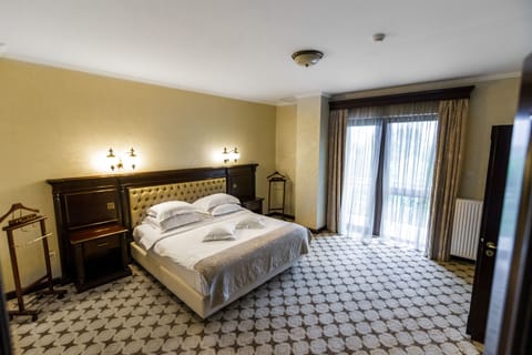 Family Suite, Park View | 1 bedroom, free minibar items, in-room safe, blackout drapes