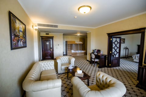 Family Suite, Park View | 1 bedroom, free minibar items, in-room safe, blackout drapes