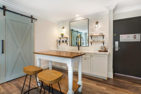 Suite (Wine Country) | In-room safe, desk, laptop workspace, blackout drapes