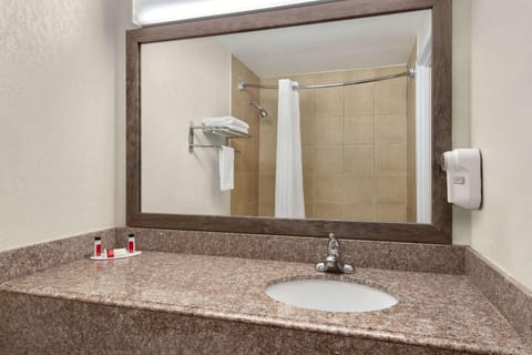 Combined shower/tub, towels