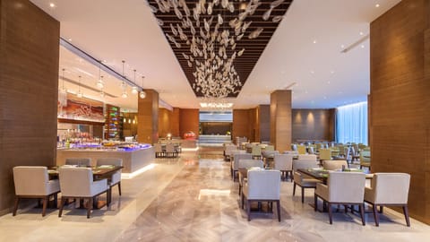 2 restaurants; breakfast, lunch, and dinner served