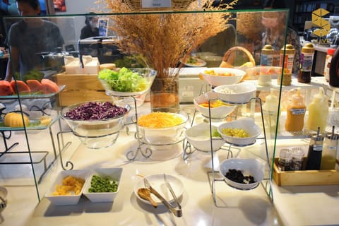 Breakfast and lunch served