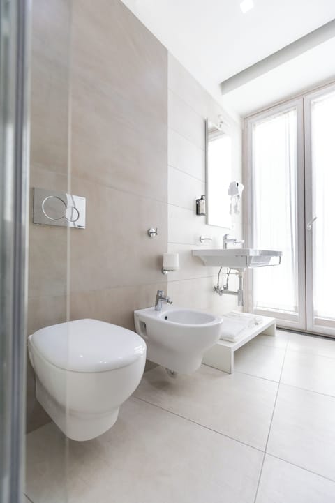 Deluxe Double Room | Bathroom | Shower, free toiletries, hair dryer, towels