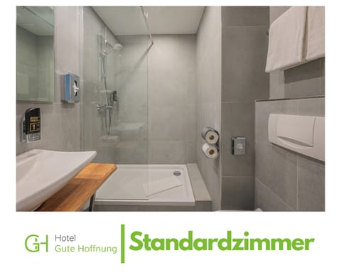 Standard Double Room | Bathroom | Hair dryer, towels, soap, shampoo