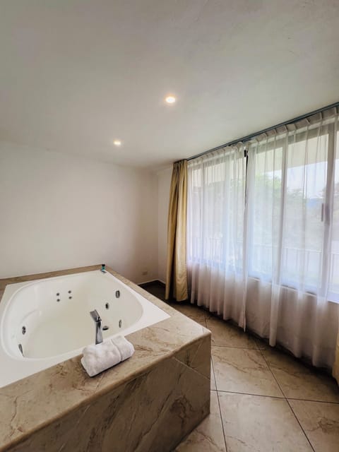 Master Suite | Bathroom | Free toiletries, hair dryer, towels