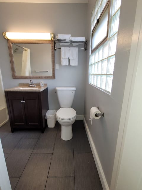 Combined shower/tub, towels