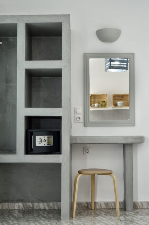 Studio (Triple) | In-room safe, iron/ironing board, free WiFi, bed sheets