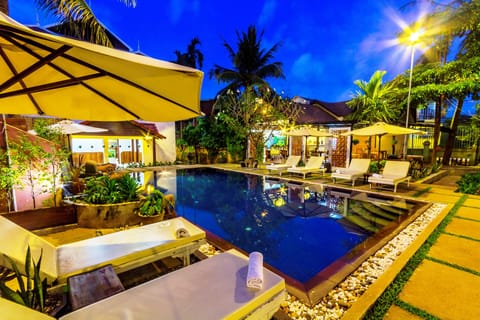 Outdoor pool, pool umbrellas, sun loungers