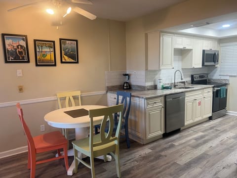 One Bedroom (CAM-1) | In-room dining