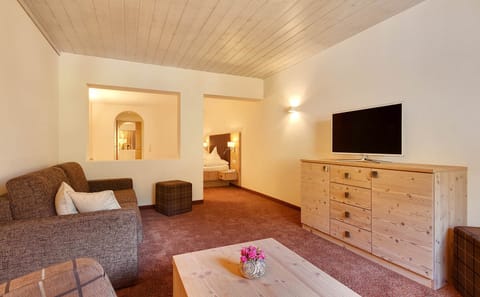 Family Room (Garnera) | Living area | 32-inch flat-screen TV with digital channels, TV