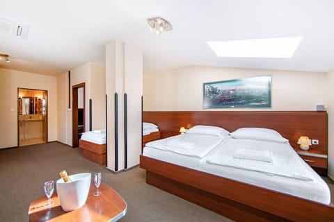 Deluxe Room | In-room business center