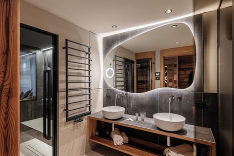 Suite Luxury Spa | Minibar, in-room safe, desk, blackout drapes