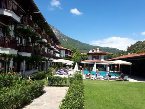 Outdoor pool, pool umbrellas, sun loungers