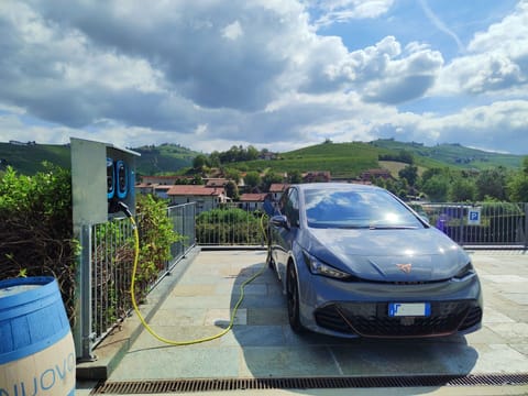 Electric vehicle charging station