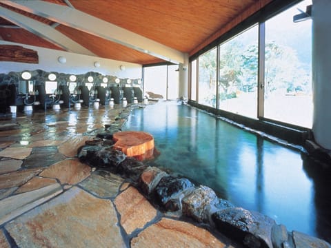 Indoor spa tub